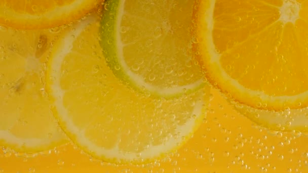 Limonada Cítrica Madura Naranja Limón Rodajas Lima Burbujas Aire — Vídeos de Stock