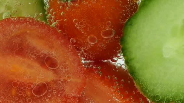 Slices Fresh Cucumbers Tomatoes Clear Water Air Bubbles — 图库视频影像