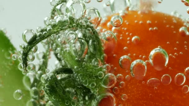 Rodajas Maduras Tomate Pepino Agua Clara Con Burbujas Aire — Vídeo de stock