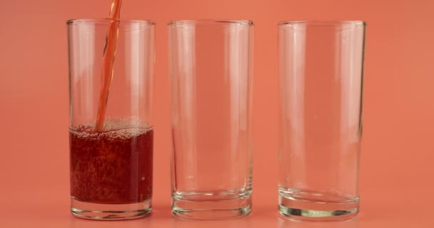 Granatapfelsaft Wird Glasbecher Auf Rosa Hintergrund Gegossen Zeitlupe — Stockvideo