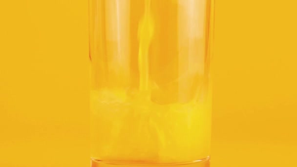 Апельсиновый Сок Наливают Стеклянный Кубок Оранжевом Фоне Медленное Движение — стоковое видео