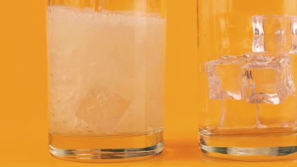 Karbonatlı Limonata Turuncu Arka Planda Buzlu Cam Kadehlere Dökülür Yavaş — Stok video