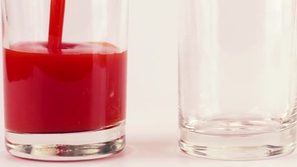 トマトジュースをグラスゴブレットに注ぐ スローモーション — ストック動画