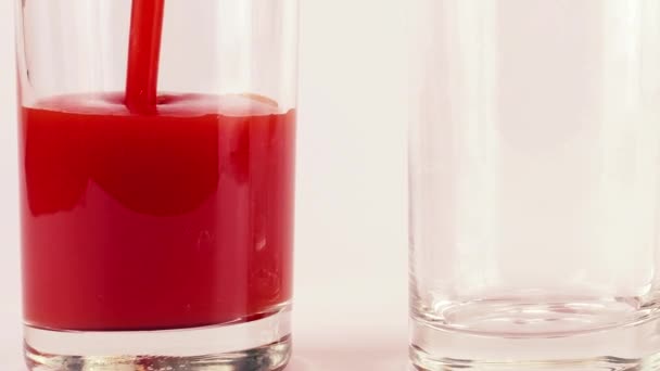 トマトジュースをグラスゴブレットに注ぐ スローモーション — ストック動画