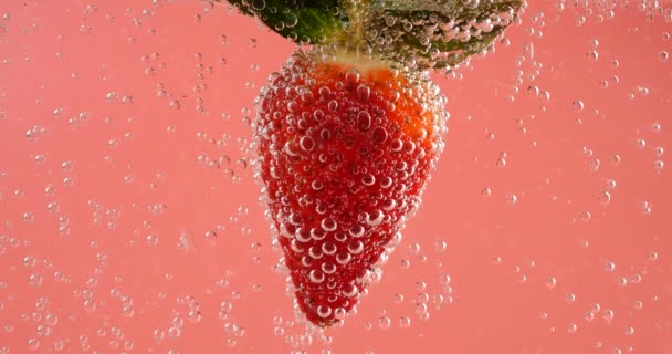 Fresas Maduras Burbujas Aire Sobre Fondo Rosa — Vídeo de stock