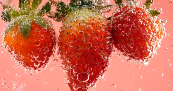 Fresas Maduras Burbujas Aire Sobre Fondo Rosa — Vídeos de Stock