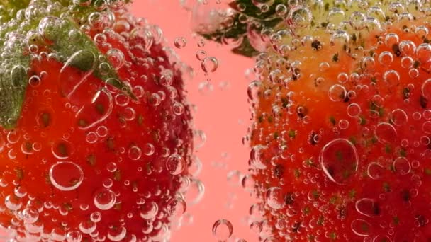 Ώριμες Φράουλες Φυσαλίδες Αέρα Ροζ Φόντο — Αρχείο Βίντεο