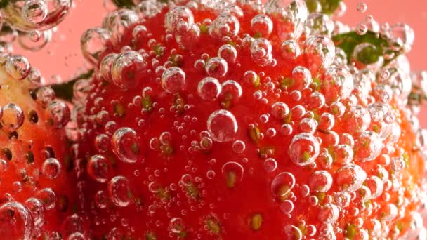 Rijp Aardbeien Luchtbellen Een Roze Achtergrond — Stockvideo