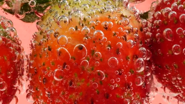 Rijp Aardbeien Luchtbellen Een Roze Achtergrond — Stockvideo