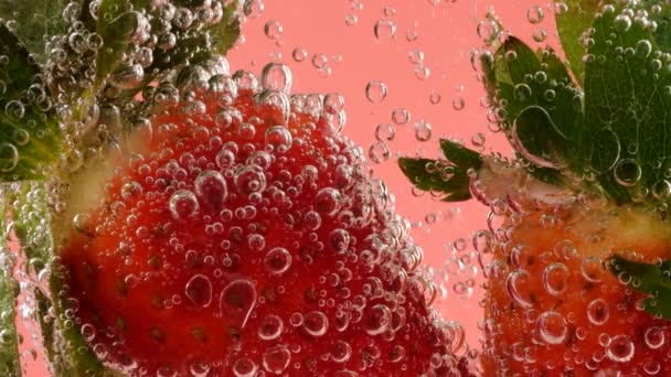 Стерти Полуницю Повітряних Бульбашках Рожевому Фоні — стокове відео