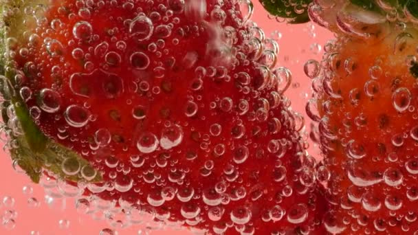 Reife Erdbeeren Luftblasen Auf Rosa Hintergrund — Stockvideo