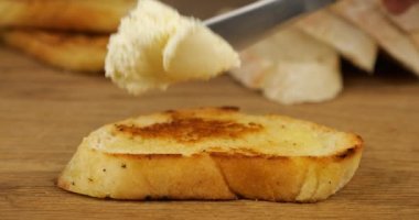 Kızarmış ekmek, krem peynir ve domatesle aperatif hazırlıyorum..