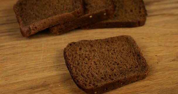 Brânza Cremă Răspândită Ierburi Proaspete Răspândește Cuțit Bucată Pâine Secară — Videoclip de stoc