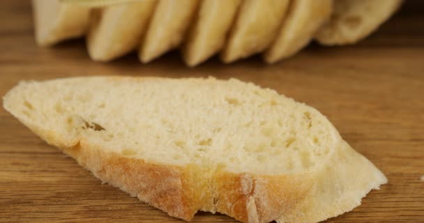 白いパンからサンドイッチを調理し 木製のまな板の上に赤いキャビアとバター — ストック動画