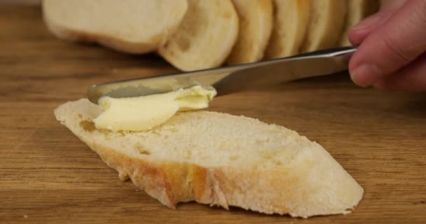 Auf Einem Holzschneidebrett Ein Sandwich Aus Weißbrot Und Butter Mit — Stockvideo