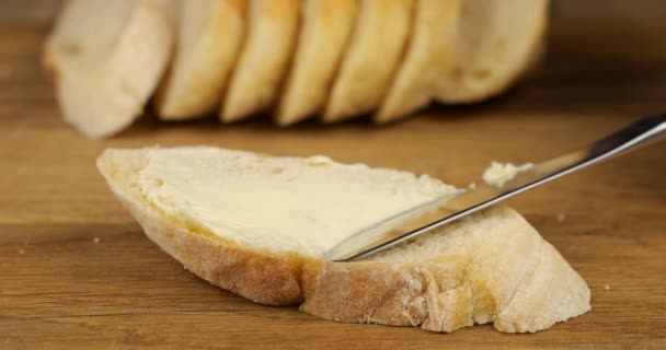 Готовить Сэндвич Белого Хлеба Масла Красной Икрой Деревянной Доске — стоковое видео