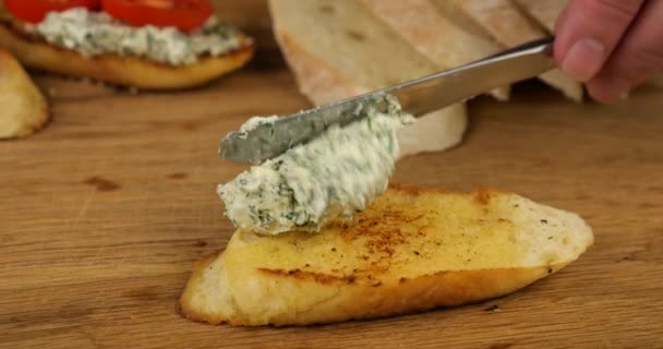 Τυρί Κρέμα Απλωμένο Φρέσκα Βότανα Απλώνεται Ένα Μαχαίρι Ένα Κομμάτι — Αρχείο Βίντεο