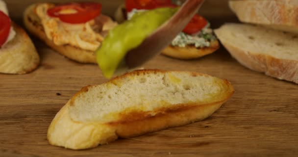 Guacamole Είναι Spooned Ένα Κομμάτι Φρυγανισμένο Ψωμί Φόντο Διάφορα Ορεκτικά — Αρχείο Βίντεο