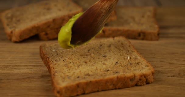 Guacamole Skev Bit Flerkornigt Bröd Träskärbräda Livsmedel För Veganer — Stockvideo