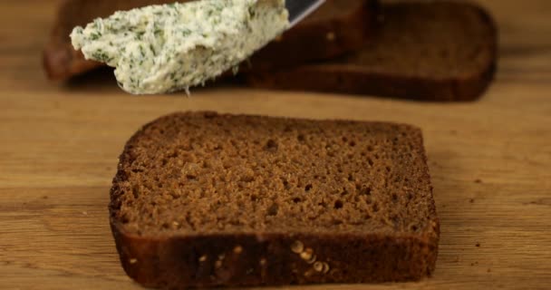 Τυρί Κρέμα Απλωμένο Φρέσκο Άνηθο Απλώνεται Ένα Μαχαίρι Ένα Κομμάτι — Αρχείο Βίντεο