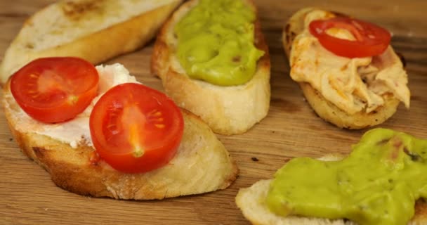 Hummus Guacamole Smetanový Sýr Čerstvými Rajčaty Opečeném Chlebu Různé Svačinky — Stock video