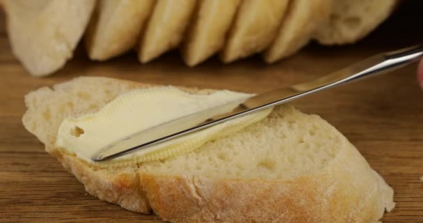 Gotowanie Kanapki Białego Chleba Masła Czerwonym Kawiorem Drewnianej Desce Krojenia — Wideo stockowe
