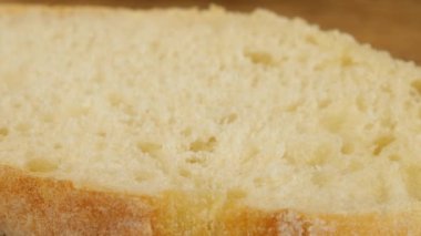 Tahta kesme tahtasının üzerinde kırmızı havyarla beyaz ekmek ve tereyağından sandviç pişirmek..