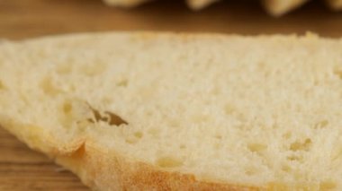 Tahta kesme tahtasının üzerinde kırmızı havyarla beyaz ekmek ve tereyağından sandviç pişirmek..