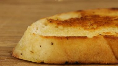 Kızarmış ekmek, krem peynir ve domatesle aperatif hazırlıyorum..