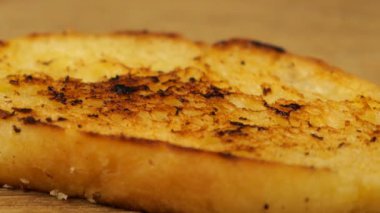 Humus, bir parça kızarmış ekmeğin üzerine bıçakla çeşitli aperatiflerin arka planına yayılır. Vejetaryenler için yiyecek..