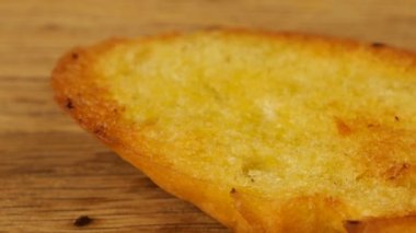 Humus, bir parça kızarmış ekmeğin üzerine bıçakla çeşitli aperatiflerin arka planına yayılır. Vejetaryenler için yiyecek..