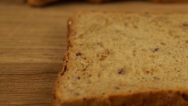 Brânză Cremă Răspândită Cuțit Bucată Pâine Multicereală Placă Tăiere Din — Videoclip de stoc