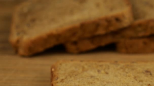 Ser Śmietankowy Rozłożony Nożem Kawałku Wieloziarnistego Chleba Drewnianej Desce Krojenia — Wideo stockowe