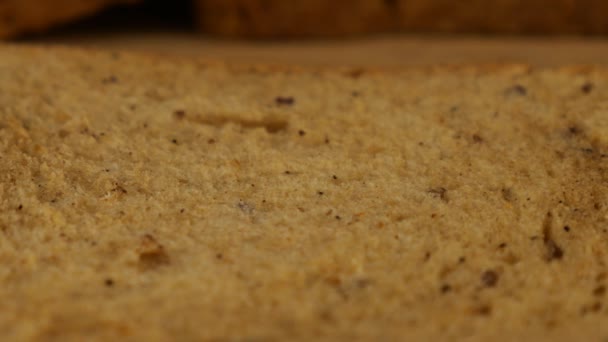 木製のまな板の上に多粒パンの上にナイフで広がるクリームチーズ — ストック動画