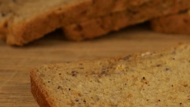 Ser Śmietankowy Rozłożony Nożem Kawałku Wieloziarnistego Chleba Drewnianej Desce Krojenia — Wideo stockowe