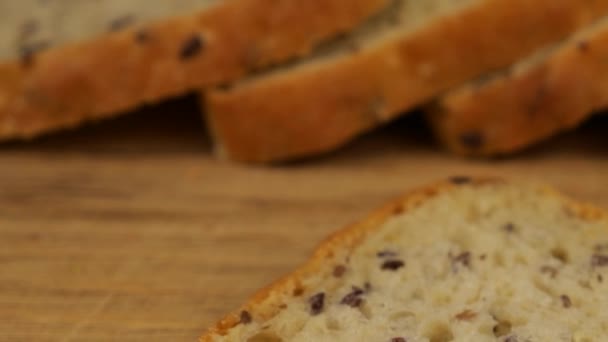 ハンマスは 木製のまな板の上に多粒パンの上にナイフで広げられています ビーガン向けの食べ物 — ストック動画