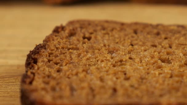 Masło Jest Rozłożone Nożem Kawałku Chleba Żytniego Drewnianej Desce Krojenia — Wideo stockowe