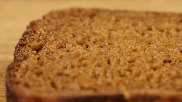 Taze Otlarla Kaplanmış Krem Peynir Bir Parça Çavdar Ekmeğine Bıçak — Stok video