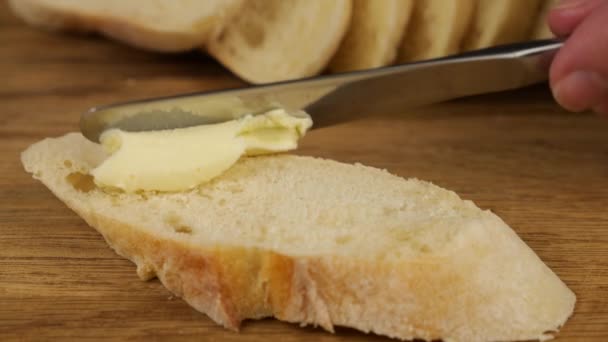 Готуємо Бутерброд Білого Хліба Масла Червоною Ікрою Дерев Яній Обробній — стокове відео