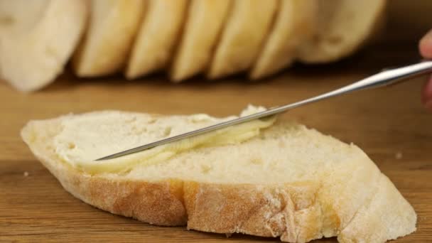 Auf Einem Holzschneidebrett Ein Sandwich Aus Weißbrot Und Butter Mit — Stockvideo