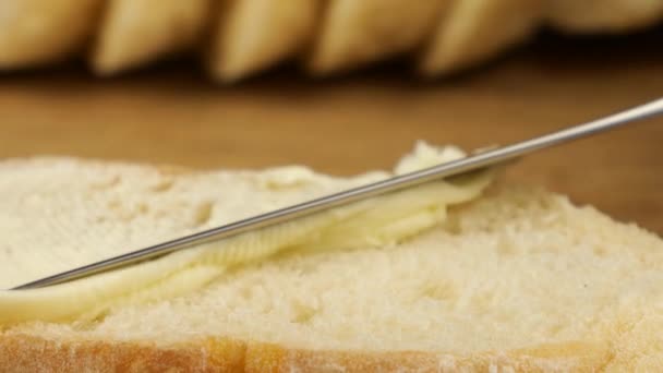 Μαγειρεύοντας Ένα Σάντουιτς Από Λευκό Ψωμί Και Βούτυρο Κόκκινο Χαβιάρι — Αρχείο Βίντεο