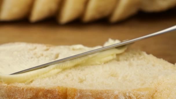 Готовить Сэндвич Белого Хлеба Масла Красной Икрой Деревянной Доске — стоковое видео