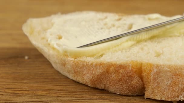 Vaření Sendvič Bílého Chleba Másla Červeným Kaviárem Dřevěné Řezací Desce — Stock video