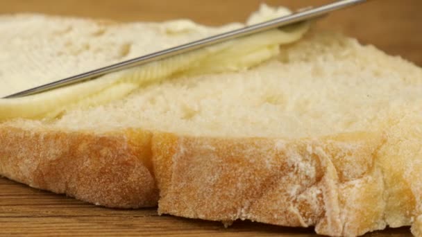 Tahta Kesme Tahtasının Üzerinde Kırmızı Havyarla Beyaz Ekmek Tereyağından Sandviç — Stok video