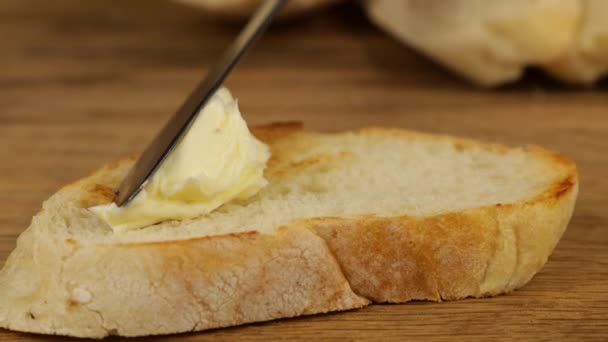 Máslo Pomaže Nožem Kus Opékaného Pšeničného Chleba Dřevěné Řezací Desce — Stock video