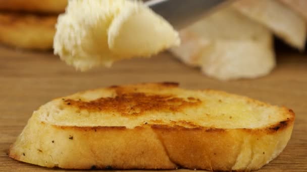 トーストパンと前菜を準備 クリームチーズと刻んだトマト — ストック動画