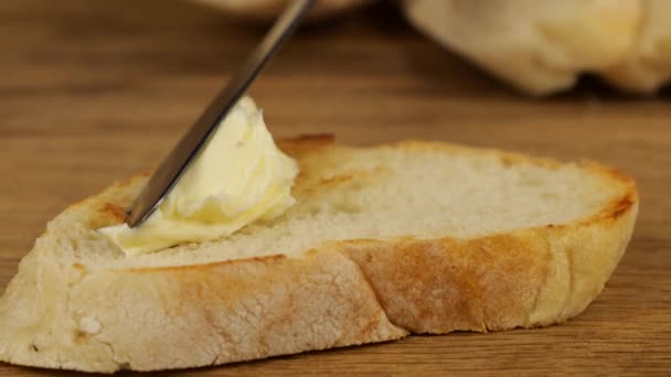 Masło Rozkłada Się Nożem Kawałku Tostowego Chleba Pszennego Drewnianej Desce — Wideo stockowe