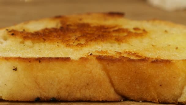 トーストパンと前菜を準備 クリームチーズと刻んだトマト — ストック動画