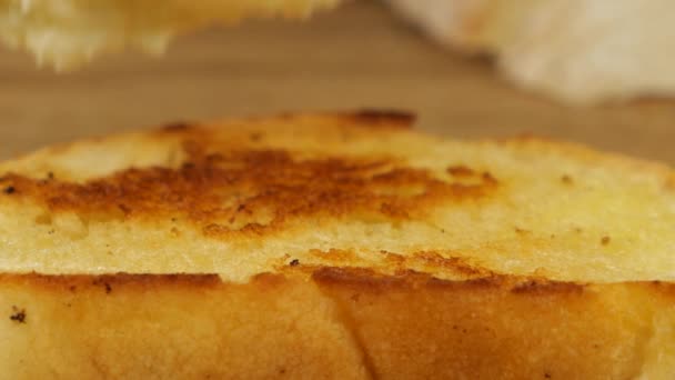 Připravujeme Předkrm Pečeným Chlebem Smetanovým Sýrem Nakrájenými Rajčaty — Stock video