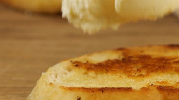 Ετοιμάζετε Ένα Ορεκτικό Φρυγανισμένο Ψωμί Τυρί Κρέμα Και Ψιλοκομμένες Ντομάτες — Αρχείο Βίντεο